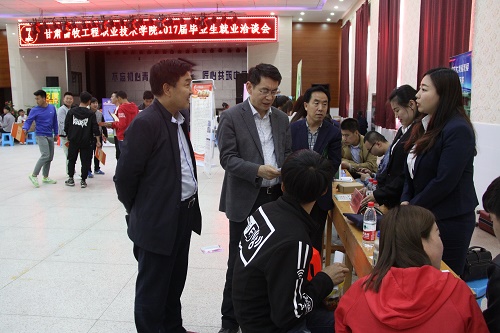 学院举行校园招聘会，60余家企业进校园“抢”学生