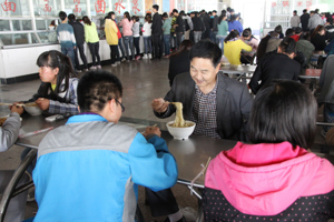 学院领导深入学生食堂检查工作