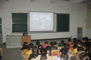 汽车之友协会举办汽车知识讲座