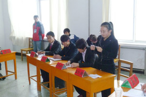 电子信息工程系举办第五届大专生辩论赛