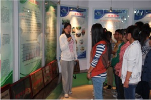 学院开展“科学发展话成就”2012级新生参观校史展……