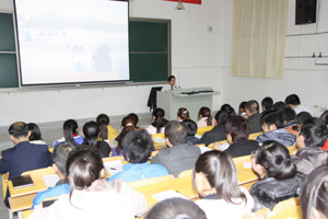 副院长杨孝列为2011级学生作专题讲座