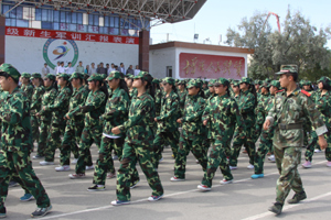 我院举行2014级新生军训汇报表演