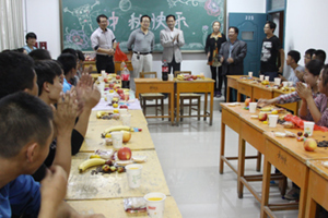 学院领导中秋节深入学生班级慰问学生