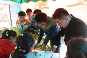 学院迎来2015级新生，迎新工作有序开展