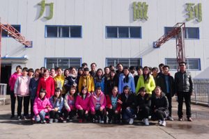 姜聪文副院长到威龙葡萄酒生产基地看望实习学生