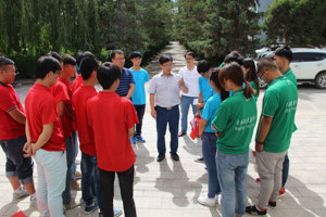 学院副院长张延贵为大学生暑期三下乡国家级重点团队授旗