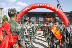 学院举行欢送仪式欢送2016年应征入伍的大学生