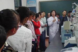 【系部动态】食品科学系组织2016级新生参观实验室