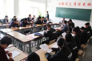 参加2016年全省职工职业技能大赛“动物疫病防治员”省级一类决赛的领导在学院考察调研