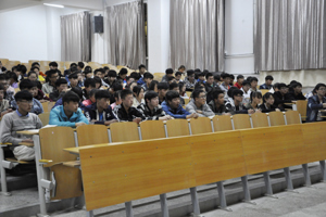 【系部动态】电子信息工程系举行“树立正确三观，端正入党动机”主题党课