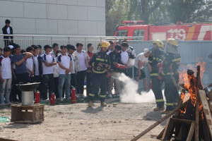 学校开展“防范灾害风险，护航高质量发展”消防安全逃生演练