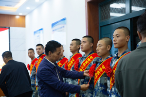 学校举行2021年下半年大学生应征入伍欢送仪式