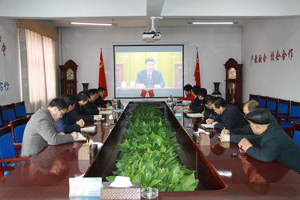 学校组织师生集中收看全国脱贫攻坚总结表彰大会直播实况