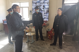 学校领导慰问春节期间坚守岗位的一线职工