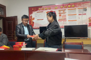 学校驻村帮扶工作队开展“共读一本好书”党建书籍捐赠及读书月活动