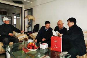 学校领导走访慰问部分老党员、老干部和困难党员及教职工