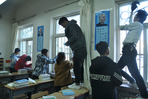 校园是我家 美丽靠大家 ——畜牧系党总支开展“不忘初心、牢记使命”“主题党日”党员志愿服务活动