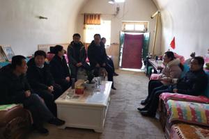 学校领导到帮扶村开展2021年春节走访慰问活动