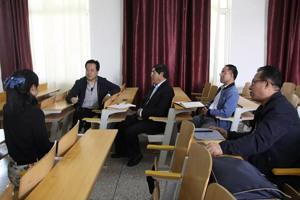 学院领导走进思政课堂听课评课