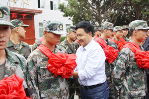 学院举行仪式欢送2017年应征入伍大学生